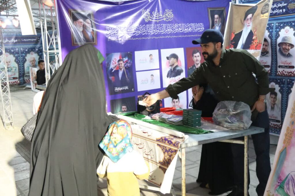 مشارکت ستاد اقامه نماز زنجان در تجمعان شبانه و توزیع محصولات فرهنگی 