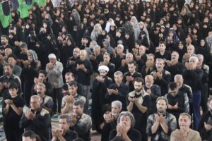 اقامه نماز ظهر عاشورا در مصلای الغدیر خرم‌آباد با حضور عزاداران حسینی