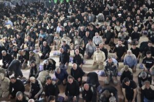 اقامه نماز ظهر عاشورا در مصلای الغدیر خرم‌آباد با حضور عزاداران حسینی