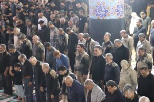 اقامه نماز ظهر عاشورا در مصلای الغدیر خرم‌آباد با حضور عزاداران حسینی