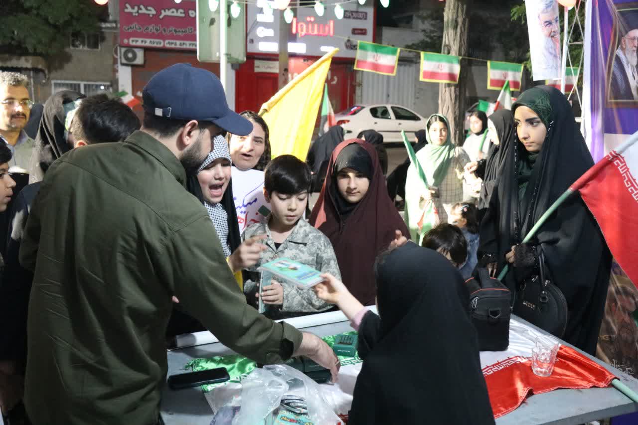 مشارکت ستاد اقامه نماز زنجان در تجمعان شبانه و توزیع محصولات فرهنگی