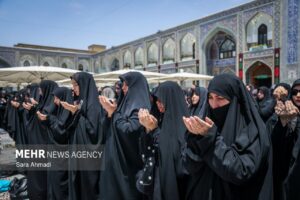 نماز ظهر عاشورا در حرم مطهر رضوی و خیابان های منتهی به آن اقامه شد