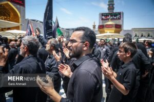 نماز ظهر عاشورا در حرم مطهر رضوی و خیابان های منتهی به آن اقامه شد