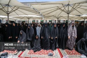 نماز ظهر عاشورا در حرم مطهر رضوی و خیابان های منتهی به آن اقامه شد