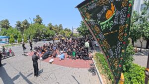 نماز ظهر عاشورا در حرم مطهر رضوی و خیابان های منتهی به حرم اقامه شد
