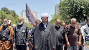 نماز ظهر عاشورا در حرم مطهر رضوی و خیابان های منتهی به حرم اقامه شد