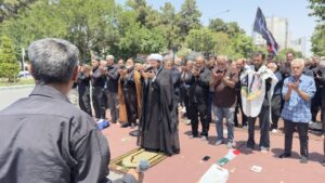 نماز ظهر عاشورا در حرم مطهر رضوی و خیابان های منتهی به حرم اقامه شد