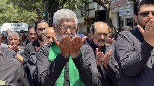 نماز ظهر عاشورا در حرم مطهر رضوی و خیابان های منتهی به حرم اقامه شد