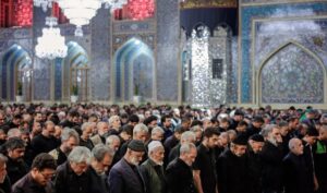 نماز ظهر عاشورا در حرم مطهر رضوی و خیابان های منتهی به آن اقامه شد