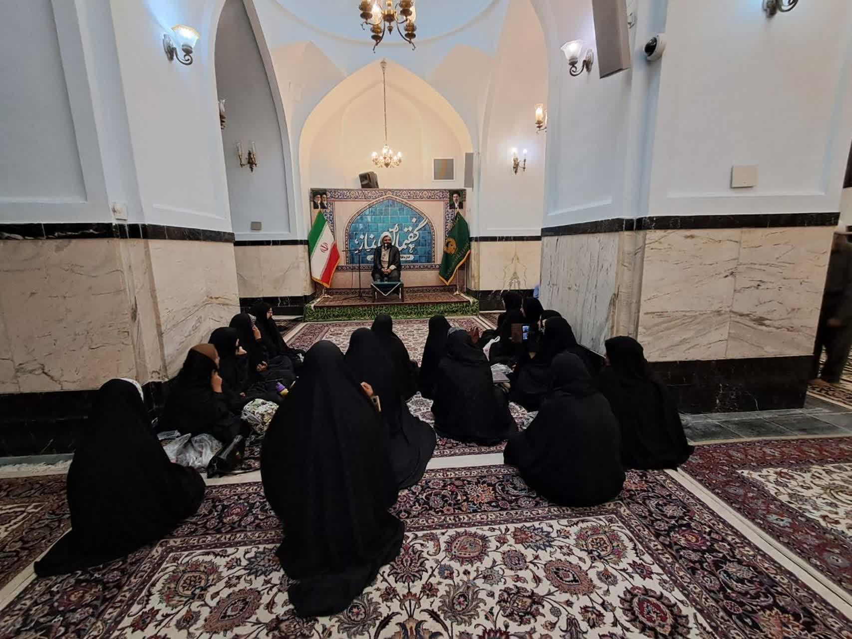 جلسه آموزشی و توانمند سازی نماز ویژه بانوان فعال فرهنگی شهرستان زاوین برگزار شد