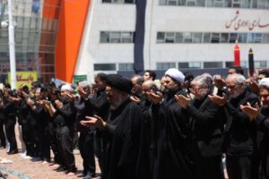 نماز ظهر عاشورا در حرم مطهر رضوی و خیابان های منتهی به حرم اقامه شد