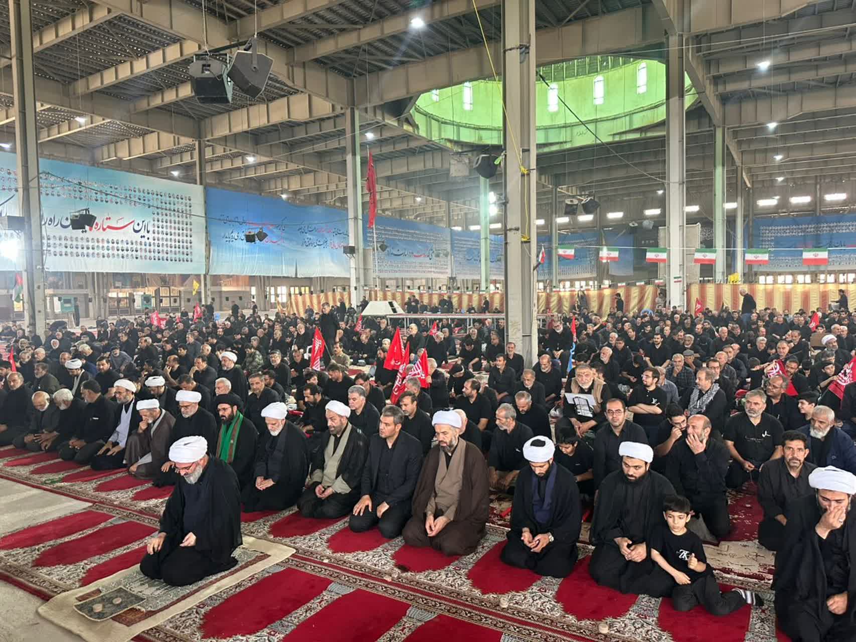 نماز ظهر عاشورا با حضور مسئولان و اقشار مختلف مردم استان سمنان برگزار شد