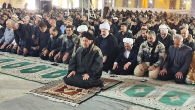 اقامه نماز ظهر عاشورا در مصلای الغدیر خرم‌آباد با حضور عزاداران حسینی