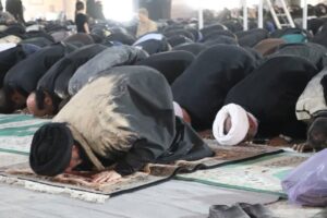 اقامه نماز ظهر عاشورا در مصلای الغدیر خرم‌آباد با حضور عزاداران حسینی