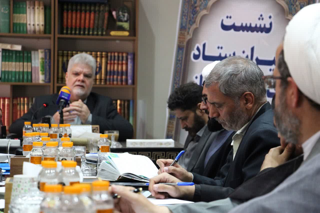 نخستین نشست فصلی آموزشی و توجیهی دبیران ستاد اقامه نماز شهرستانهای استان تهران در بقعه شیخ صدوق(ره) برگزار شد