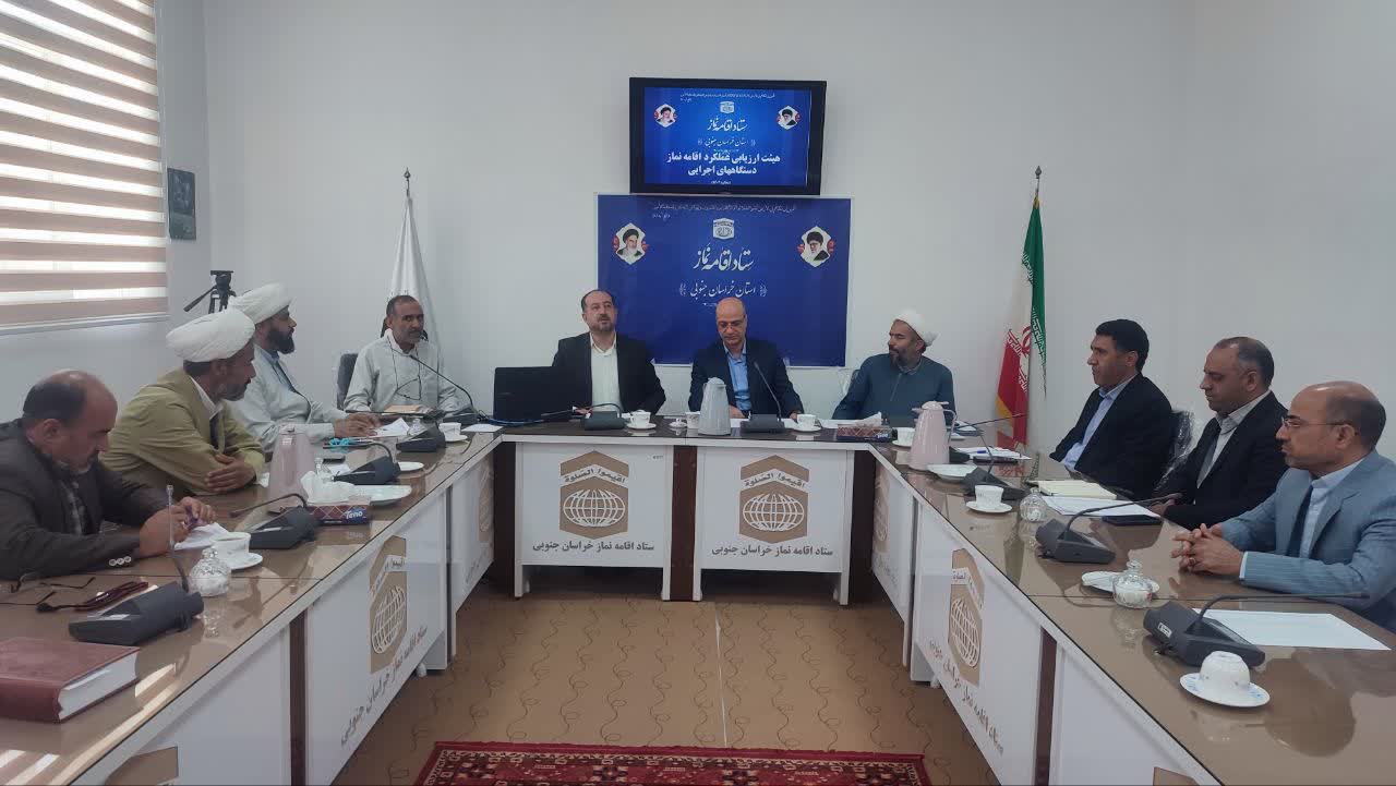 ارزیابی عملکرد دستگاههای اجرایی استان در حوزه اقامه نماز با حضور موهبتی، معاون توسعه مدیریت و منابع استانداری