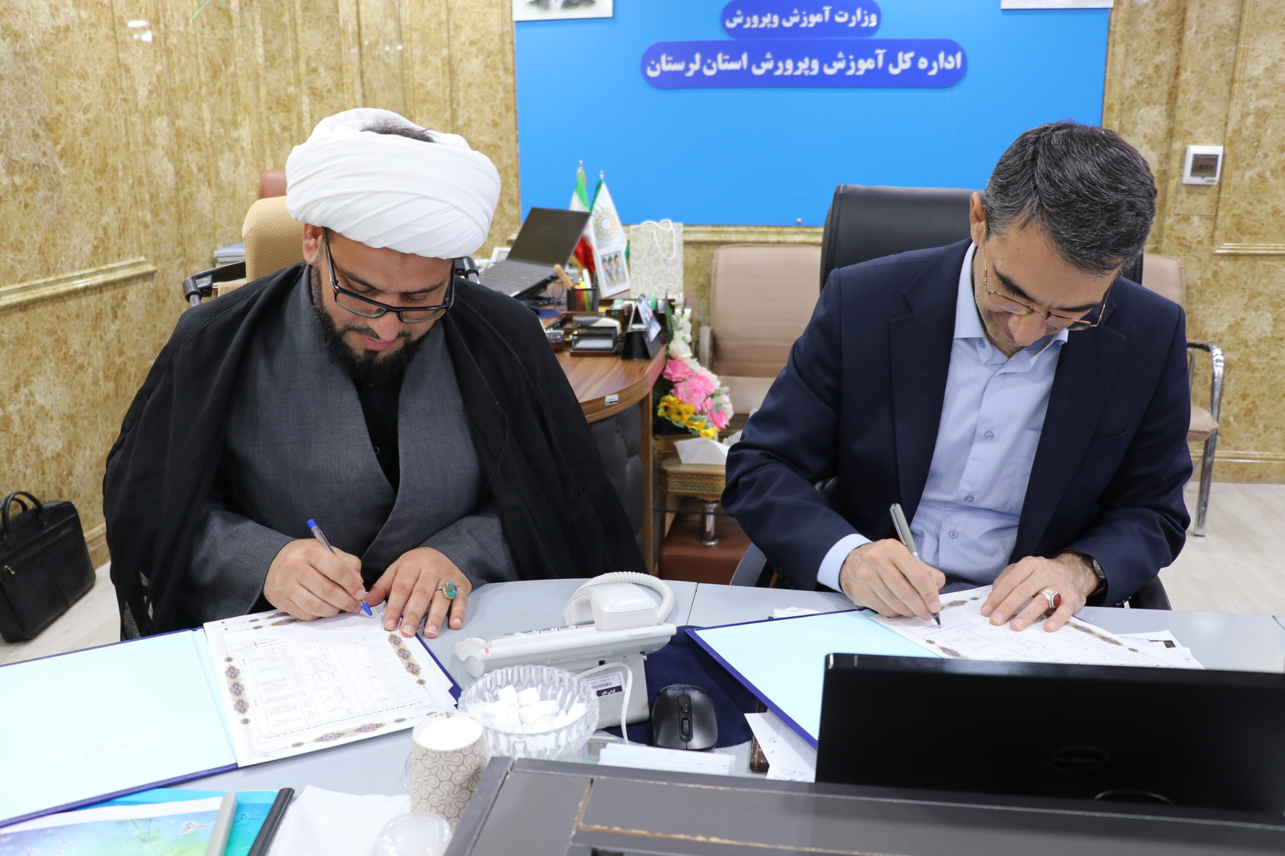 امضای تفاهم‌نامه اقامه نماز توسط حجت‌الاسلام چراغی