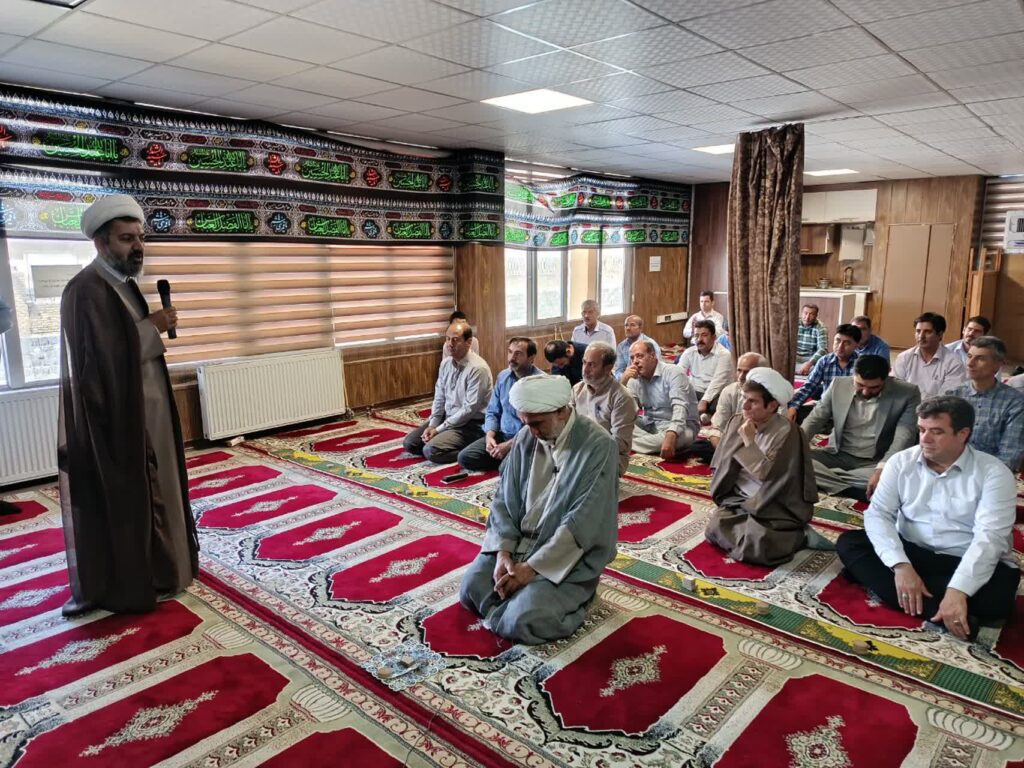 در این نشست حجت‌الاسلام محمدی مدیرستاد اقامه نماز استان با تاکید بر جایگاه نمازخانه‌های بین‌راهی و ترمینالها اظهار داشت: نمازخانه‌های بین‌راهی و ترمینالهای مسافری صرفاً یک فضای عبادی نیستند، بلکه مکانی برای آرامش روحی و احیای ارتباط معنوی مسافران و همچنین باعث ارامش خاطر مسافر و راننده گان در طول سفر هستند که این امر به نوبه خود باعث حوادث کمتر جاده ای و رونق گرفتن امر اقامه نماز میگردد و آسیبهای اجتماعی و جاده ای کاهش مییابد. وی افزود: برای نمونه در ایام اربعین که میلیون‌ها نفر در جاده‌ها در حرکتند، این فضاها می‌توانند نقشی کلیدی در ترویج فرهنگ نورانی نماز ایفا کنند