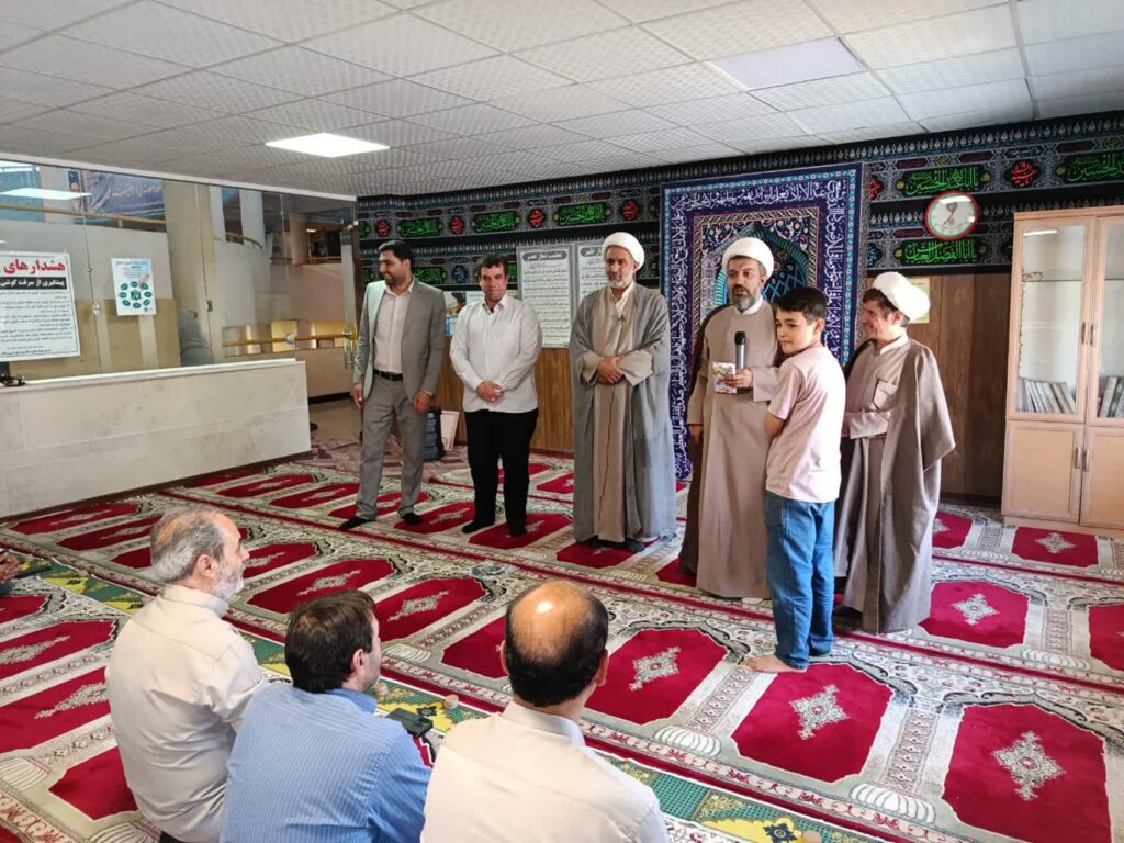در این نشست حجت‌الاسلام محمدی مدیرستاد اقامه نماز استان با تاکید بر جایگاه نمازخانه‌های بین‌راهی و ترمینالها اظهار داشت: نمازخانه‌های بین‌راهی و ترمینالهای مسافری صرفاً یک فضای عبادی نیستند، بلکه مکانی برای آرامش روحی و احیای ارتباط معنوی مسافران و همچنین باعث ارامش خاطر مسافر و راننده گان در طول سفر هستند که این امر به نوبه خود باعث حوادث کمتر جاده ای و رونق گرفتن امر اقامه نماز میگردد و آسیبهای اجتماعی و جاده ای کاهش مییابد. وی افزود: برای نمونه در ایام اربعین که میلیون‌ها نفر در جاده‌ها در حرکتند، این فضاها می‌توانند نقشی کلیدی در ترویج فرهنگ نورانی نماز ایفا کنند