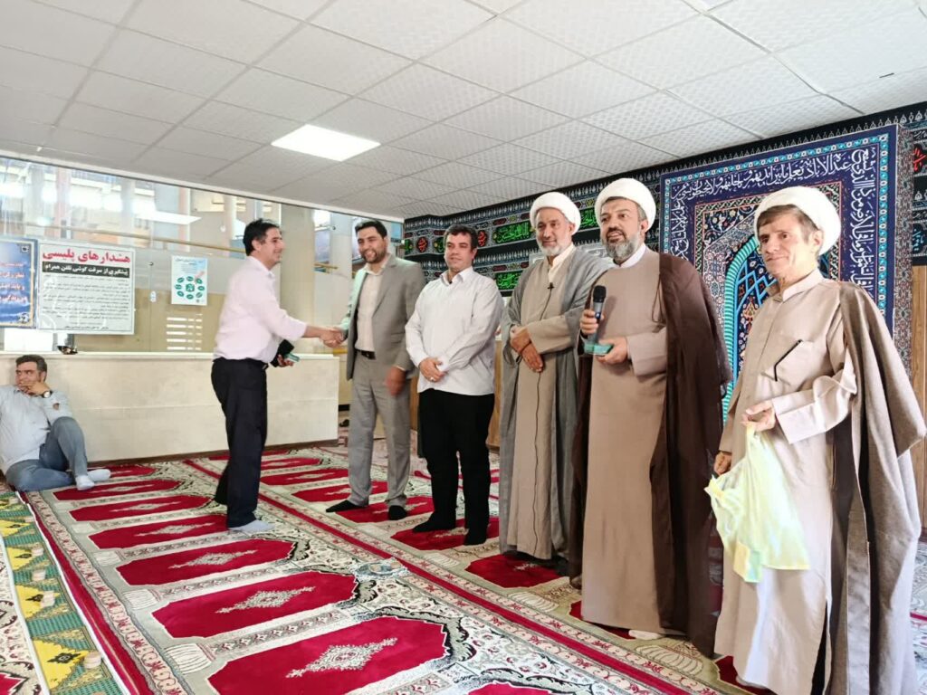در این نشست حجت‌الاسلام محمدی مدیرستاد اقامه نماز استان با تاکید بر جایگاه نمازخانه‌های بین‌راهی و ترمینالها اظهار داشت: نمازخانه‌های بین‌راهی و ترمینالهای مسافری صرفاً یک فضای عبادی نیستند، بلکه مکانی برای آرامش روحی و احیای ارتباط معنوی مسافران و همچنین باعث ارامش خاطر مسافر و راننده گان در طول سفر هستند که این امر به نوبه خود باعث حوادث کمتر جاده ای و رونق گرفتن امر اقامه نماز میگردد و آسیبهای اجتماعی و جاده ای کاهش مییابد. وی افزود: برای نمونه در ایام اربعین که میلیون‌ها نفر در جاده‌ها در حرکتند، این فضاها می‌توانند نقشی کلیدی در ترویج فرهنگ نورانی نماز ایفا کنند