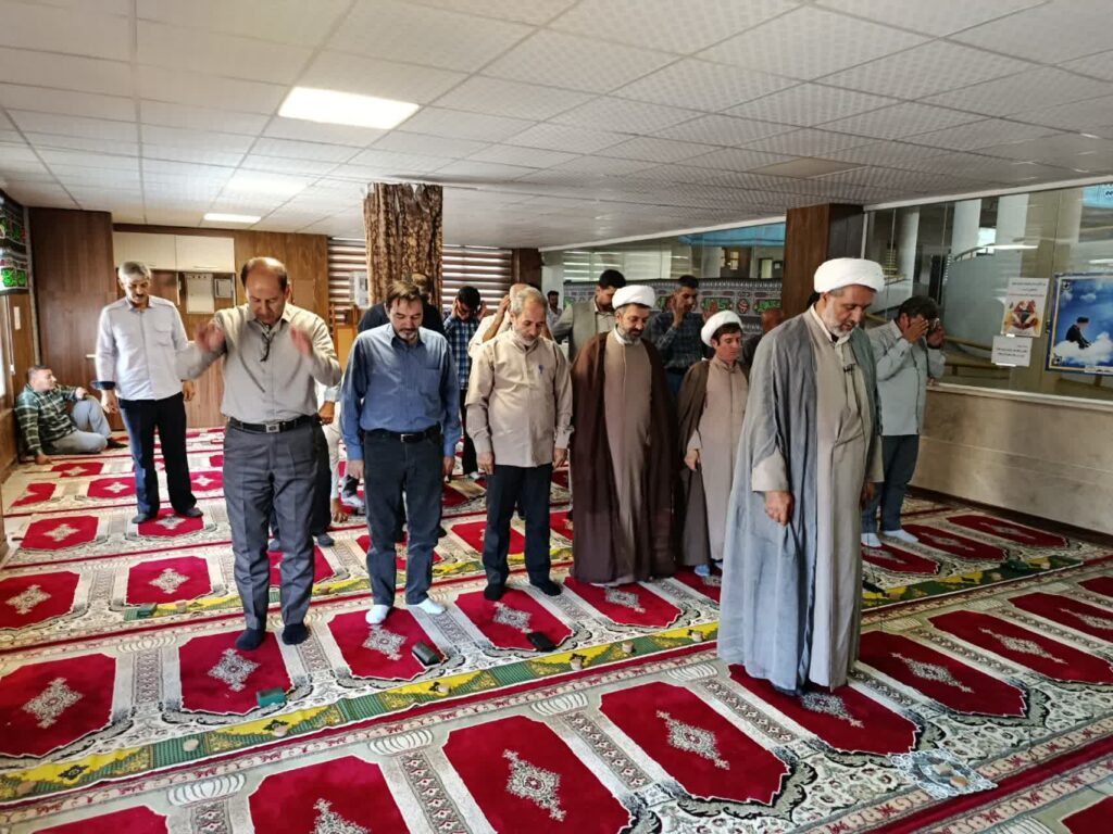 در این نشست حجت‌الاسلام محمدی مدیرستاد اقامه نماز استان با تاکید بر جایگاه نمازخانه‌های بین‌راهی و ترمینالها اظهار داشت: نمازخانه‌های بین‌راهی و ترمینالهای مسافری صرفاً یک فضای عبادی نیستند، بلکه مکانی برای آرامش روحی و احیای ارتباط معنوی مسافران و همچنین باعث ارامش خاطر مسافر و راننده گان در طول سفر هستند که این امر به نوبه خود باعث حوادث کمتر جاده ای و رونق گرفتن امر اقامه نماز میگردد و آسیبهای اجتماعی و جاده ای کاهش مییابد. وی افزود: برای نمونه در ایام اربعین که میلیون‌ها نفر در جاده‌ها در حرکتند، این فضاها می‌توانند نقشی کلیدی در ترویج فرهنگ نورانی نماز ایفا کنند