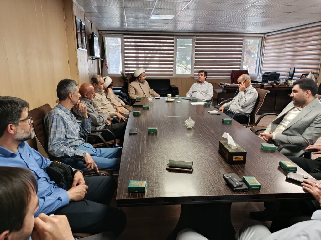 در این نشست حجت‌الاسلام محمدی مدیرستاد اقامه نماز استان با تاکید بر جایگاه نمازخانه‌های بین‌راهی و ترمینالها اظهار داشت: نمازخانه‌های بین‌راهی و ترمینالهای مسافری صرفاً یک فضای عبادی نیستند، بلکه مکانی برای آرامش روحی و احیای ارتباط معنوی مسافران و همچنین باعث ارامش خاطر مسافر و راننده گان در طول سفر هستند که این امر به نوبه خود باعث حوادث کمتر جاده ای و رونق گرفتن امر اقامه نماز میگردد و آسیبهای اجتماعی و جاده ای کاهش مییابد. وی افزود: برای نمونه در ایام اربعین که میلیون‌ها نفر در جاده‌ها در حرکتند، این فضاها می‌توانند نقشی کلیدی در ترویج فرهنگ نورانی نماز ایفا کنند