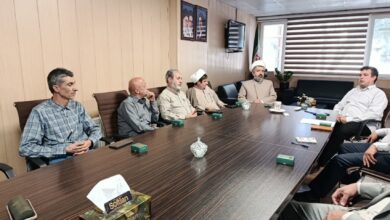 در این نشست حجتالاسلام محمدی مدیرستاد اقامه نماز استان با تاکید بر جایگاه نمازخانههای بینراهی و ترمینالها اظهار داشت: نمازخانههای بینراهی و ترمینالهای مسافری صرفاً یک فضای عبادی نیستند، بلکه مکانی برای آرامش روحی و احیای ارتباط معنوی مسافران و همچنین باعث ارامش خاطر مسافر و راننده گان در طول سفر هستند که این امر به نوبه خود باعث حوادث کمتر جاده ای و رونق گرفتن امر اقامه نماز میگردد و آسیبهای اجتماعی و جاده ای کاهش مییابد. وی افزود: برای نمونه در ایام اربعین که میلیونها نفر در جادهها در حرکتند، این فضاها میتوانند نقشی کلیدی در ترویج فرهنگ نورانی نماز ایفا کنند