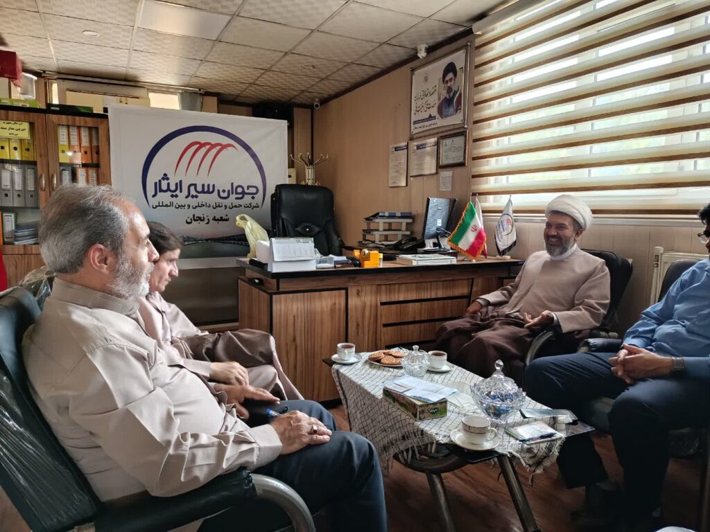 در این نشست حجتالاسلام محمدی مدیرستاد اقامه نماز استان با تاکید بر جایگاه نمازخانههای بینراهی و ترمینالها اظهار داشت: نمازخانههای بینراهی و ترمینالهای مسافری صرفاً یک فضای عبادی نیستند، بلکه مکانی برای آرامش روحی و احیای ارتباط معنوی مسافران و همچنین باعث ارامش خاطر مسافر و راننده گان در طول سفر هستند که این امر به نوبه خود باعث حوادث کمتر جاده ای و رونق گرفتن امر اقامه نماز میگردد و آسیبهای اجتماعی و جاده ای کاهش مییابد. وی افزود: برای نمونه در ایام اربعین که میلیونها نفر در جادهها در حرکتند، این فضاها میتوانند نقشی کلیدی در ترویج فرهنگ نورانی نماز ایفا کنند