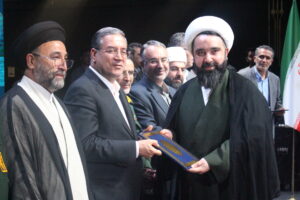 تجلیل از مدیر ستاد اقامه نماز آذربایجانغربی در جلسه شورای اداری استان