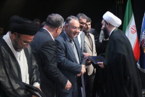 تجلیل از مدیر ستاد اقامه نماز آذربایجانغربی در جلسه شورای اداری استان