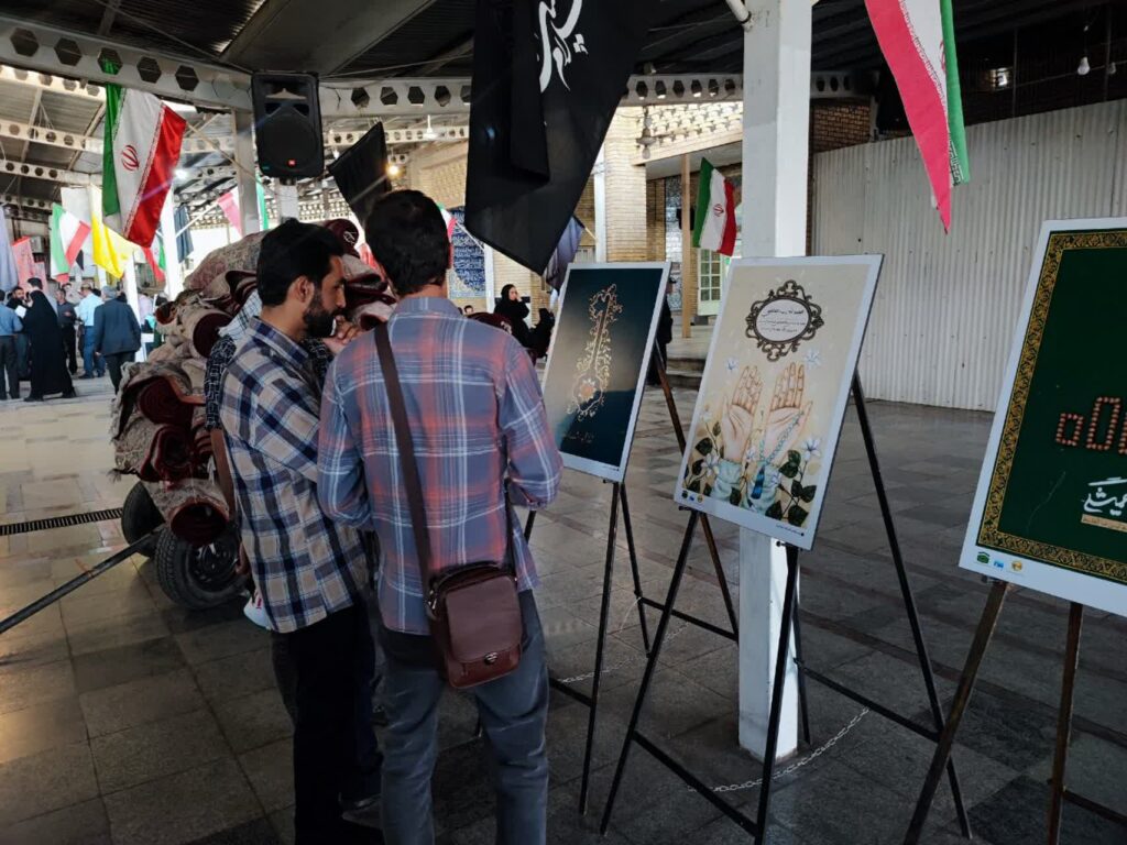 برپایی نمایشگاه عکس و پوستر نماز در مصلی نماز جمعه همدان