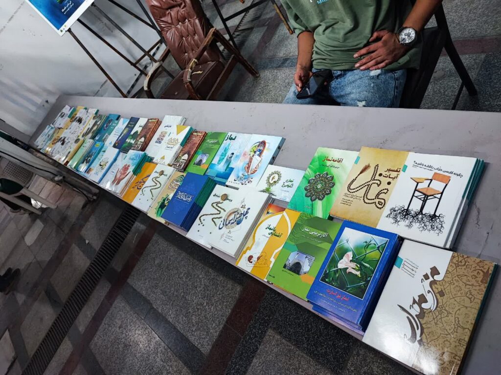 برپایی نمایشگاه عکس و پوستر نماز در مصلی نماز جمعه همدان