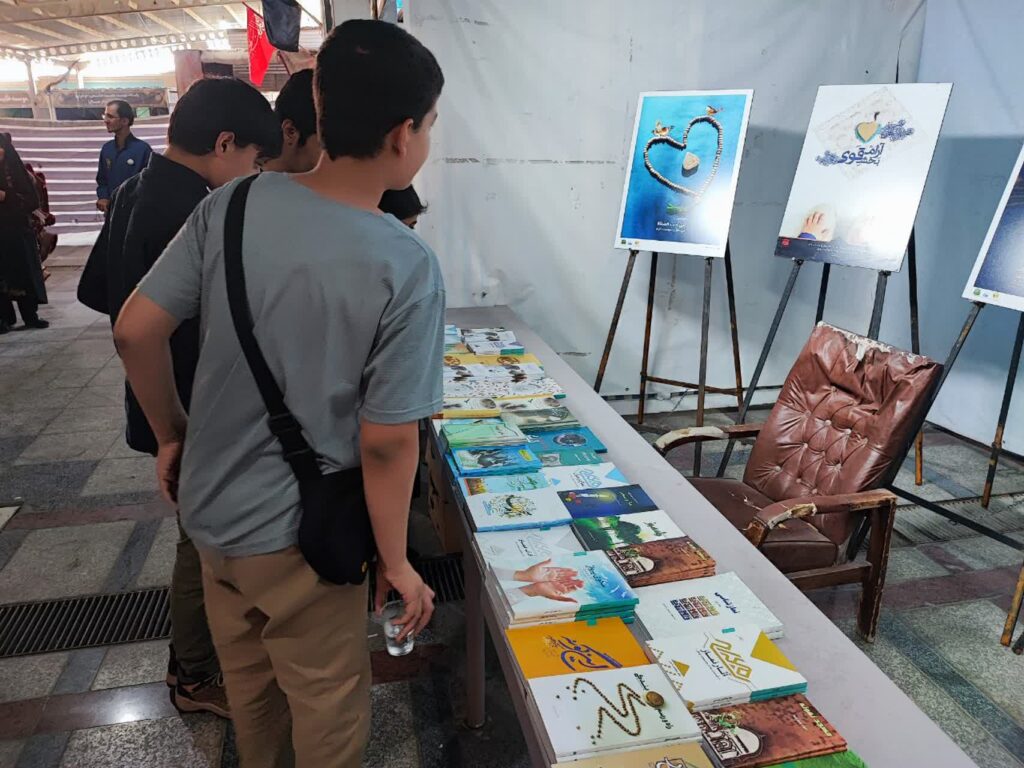 برپایی نمایشگاه عکس و پوستر نماز در مصلی نماز جمعه همدان