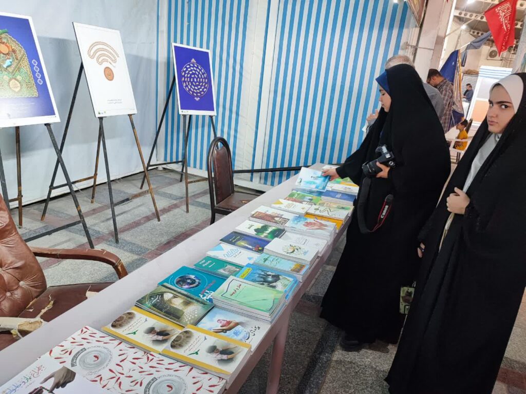 برپایی نمایشگاه عکس و پوستر نماز در مصلی نماز جمعه همدان