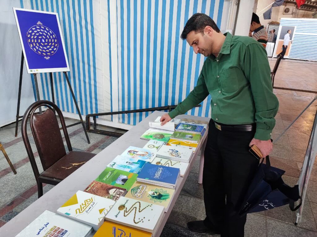 برپایی نمایشگاه عکس و پوستر نماز در مصلی نماز جمعه همدان