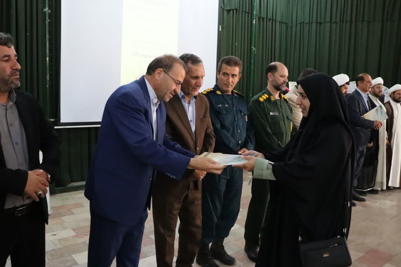 تکریم فعالان عرصه نماز و قرآن در آموزش و پرورش در شهرستان تکاب