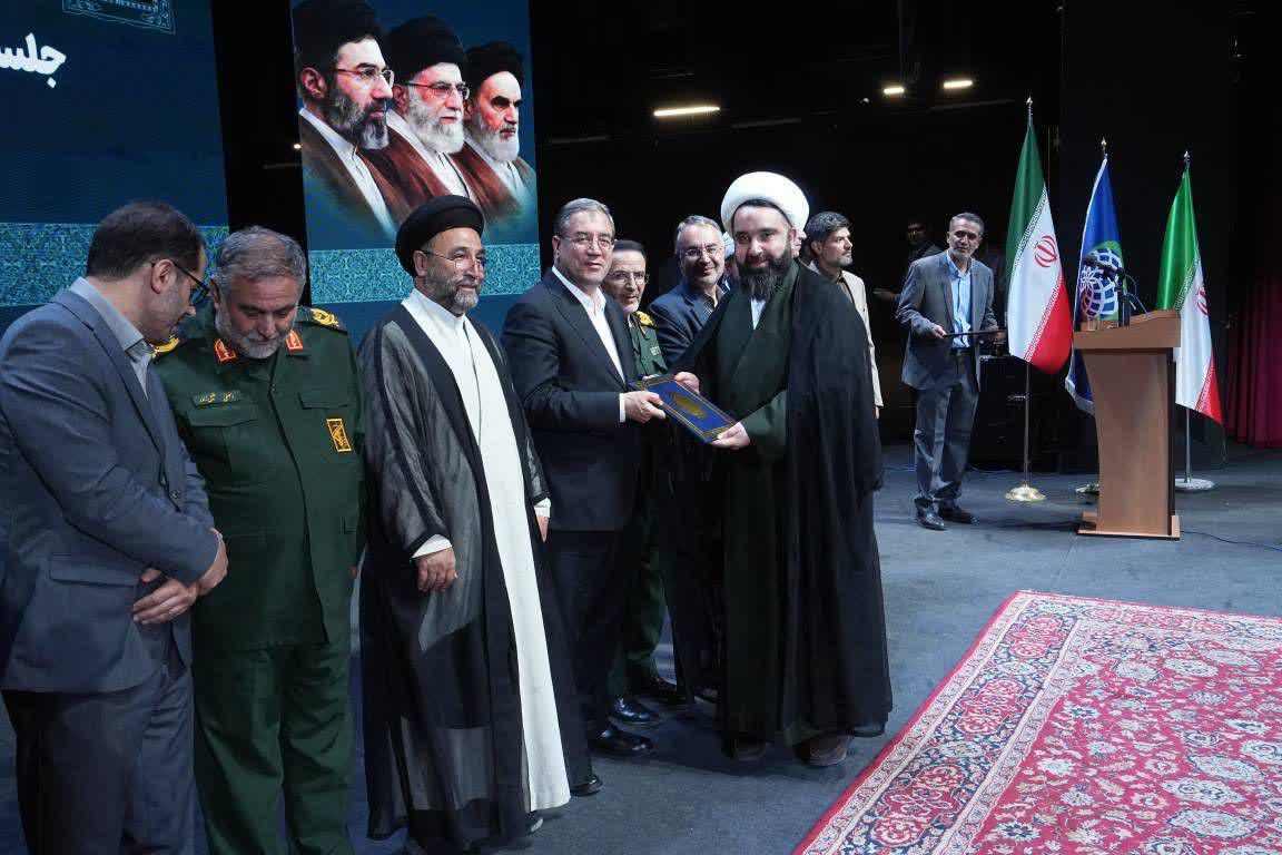 تجلیل از مدیر ستاد اقامه نماز آذربایجان‌غربی در جلسه شورای اداری استان