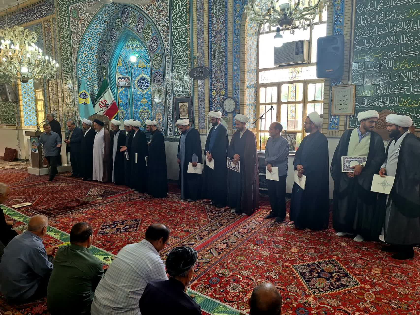 به مناسبت روز جهانی مسجد، از سوی امام جمعه شهرستان کنگاور، از چهارده نفر از روحانیون و ائمه جماعات مساجد تجلیل و قدردانی به عمل آمد.-2
