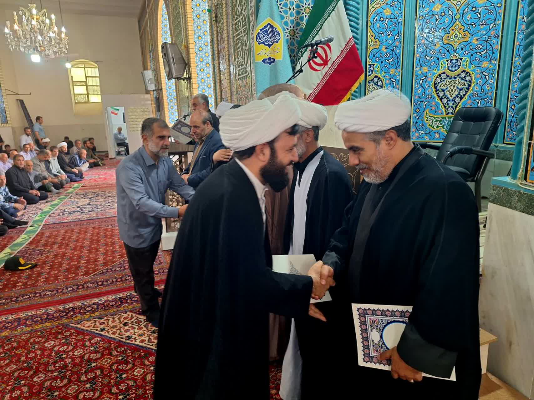 به مناسبت روز جهانی مسجد، از سوی امام جمعه شهرستان کنگاور، از چهارده نفر از روحانیون و ائمه جماعات مساجد تجلیل و قدردانی به عمل آمد.-3