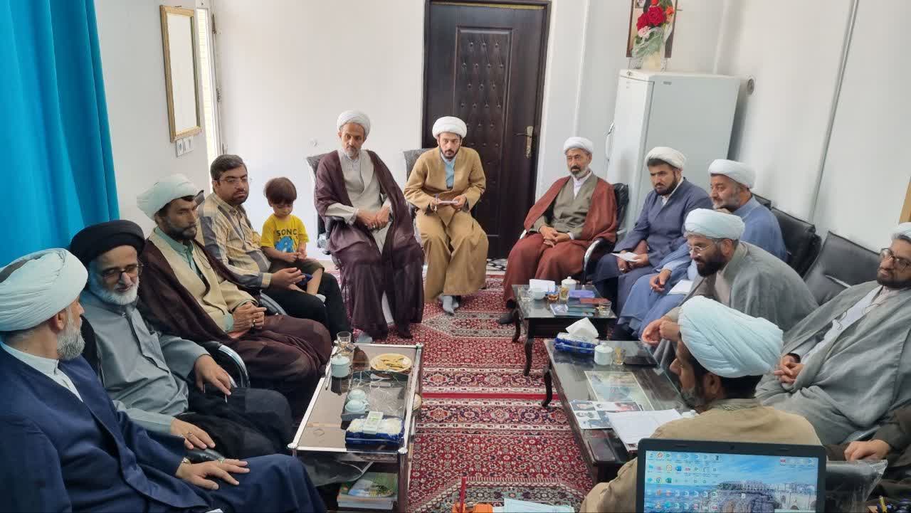 نشست هم‌افزایی ائمه جماعت مدارس شهرستان طبس پیرامون نمازمدارس برگزار شد