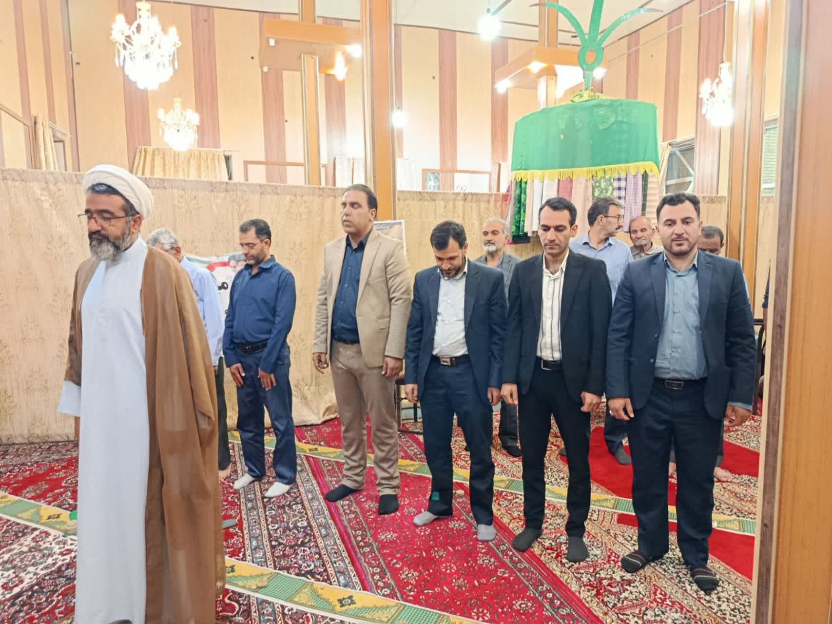 اقامه نماز وحدت بخش ادارات شهرستان کوهبنان در مسجدالرسول شهرستان