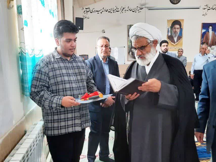 نواختن زنگ نماز در مدرسه شاهد شهرستان رفسنجان
