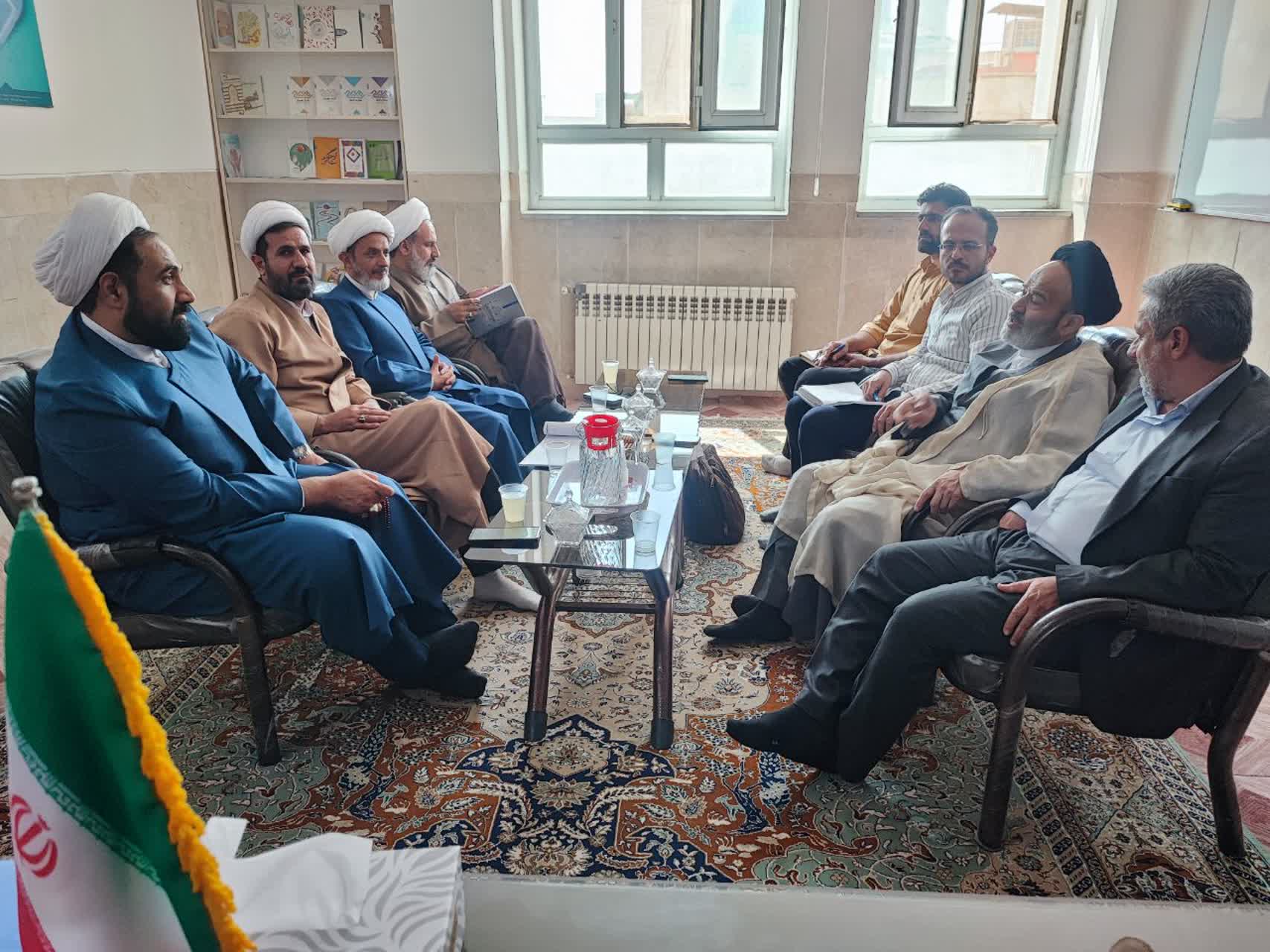 نشست بررسی عملکرد و ظرفیت‌های مرکز تخصصی نماز با حضور حجت‌الاسلام والمسلمین نواب