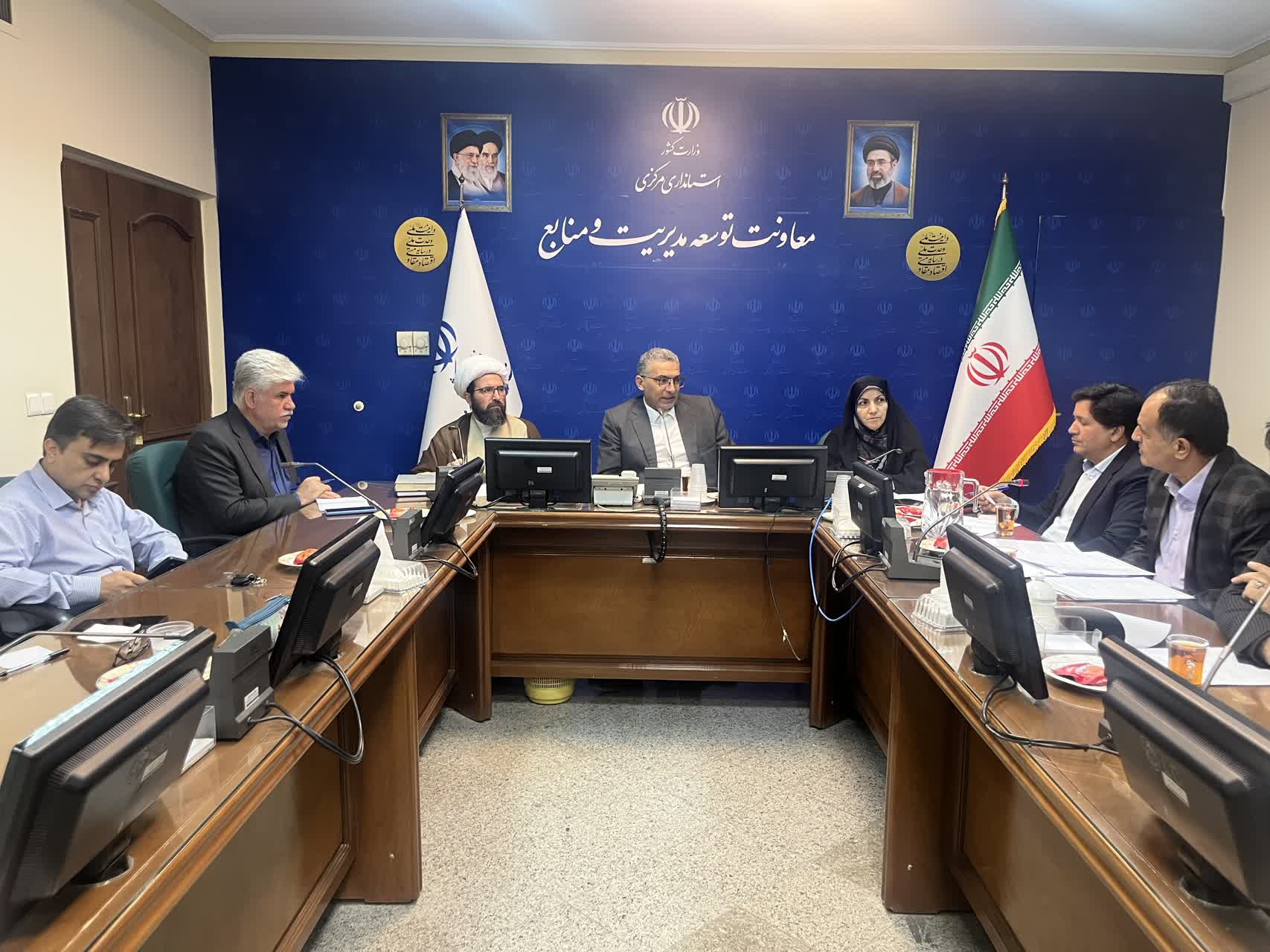 جلسه کارگروه نظارت بر فضاهای اقامه نماز در راه های مواصلاتی استان مرکزی