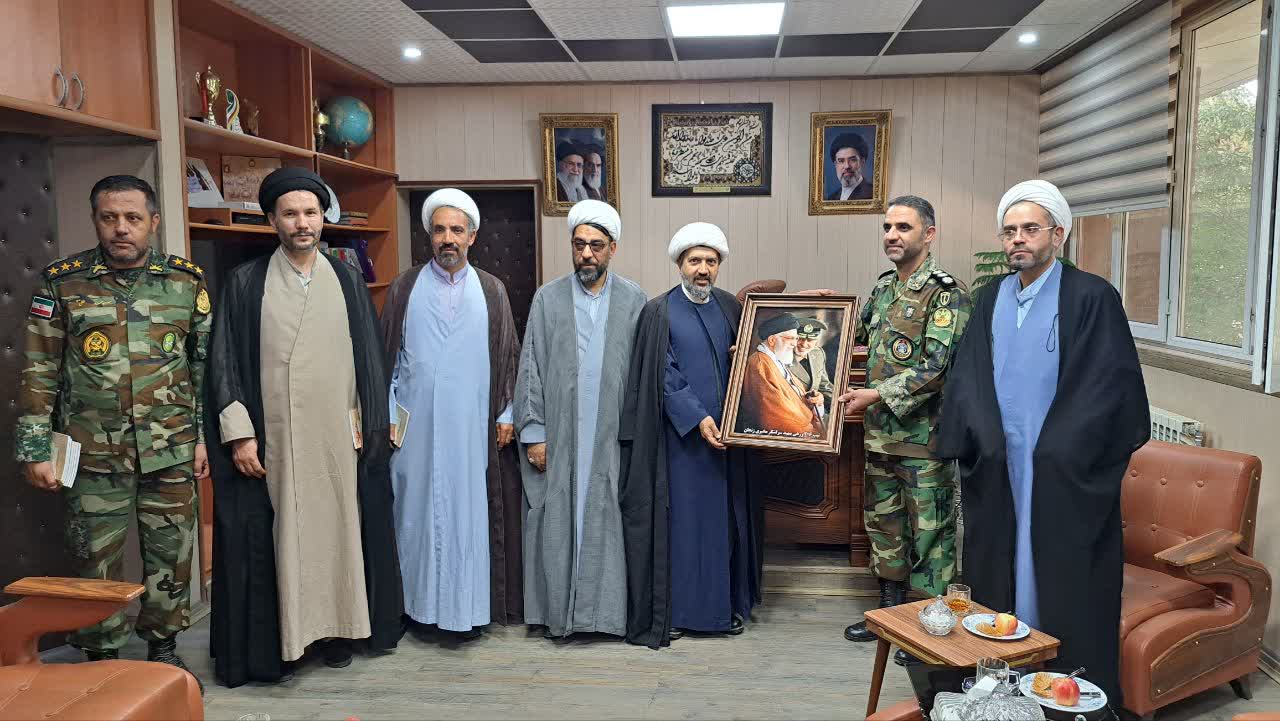 دیدار مدیر ستاد اقامه نماز زنجان با فرمانده ارتش و تجلیل از سربازان فعال فرهنگی و نمازی