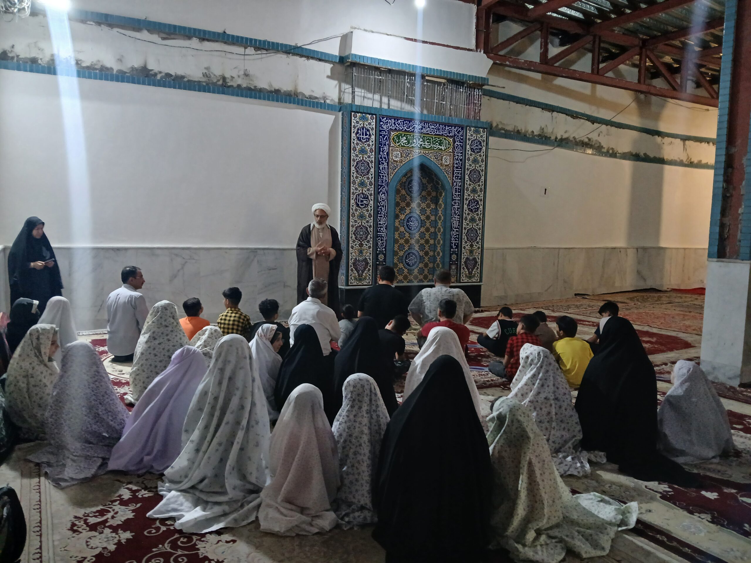 اقامه نماز جماعت در میان کودکان بیسرپرست و بدسرپرست