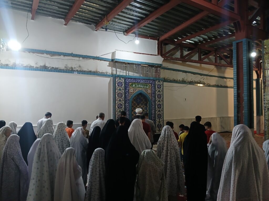 اقامه نماز جماعت در میان کودکان بیسرپرست و بدسرپرست