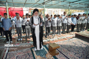 آیین نواخته شدن زنگ نماز اول مهر و اقامه نماز جماعت ظهر و عصر برگزار شد