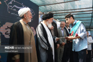آیین نواخته شدن زنگ نماز اول مهر و اقامه نماز جماعت ظهر و عصر برگزار شد