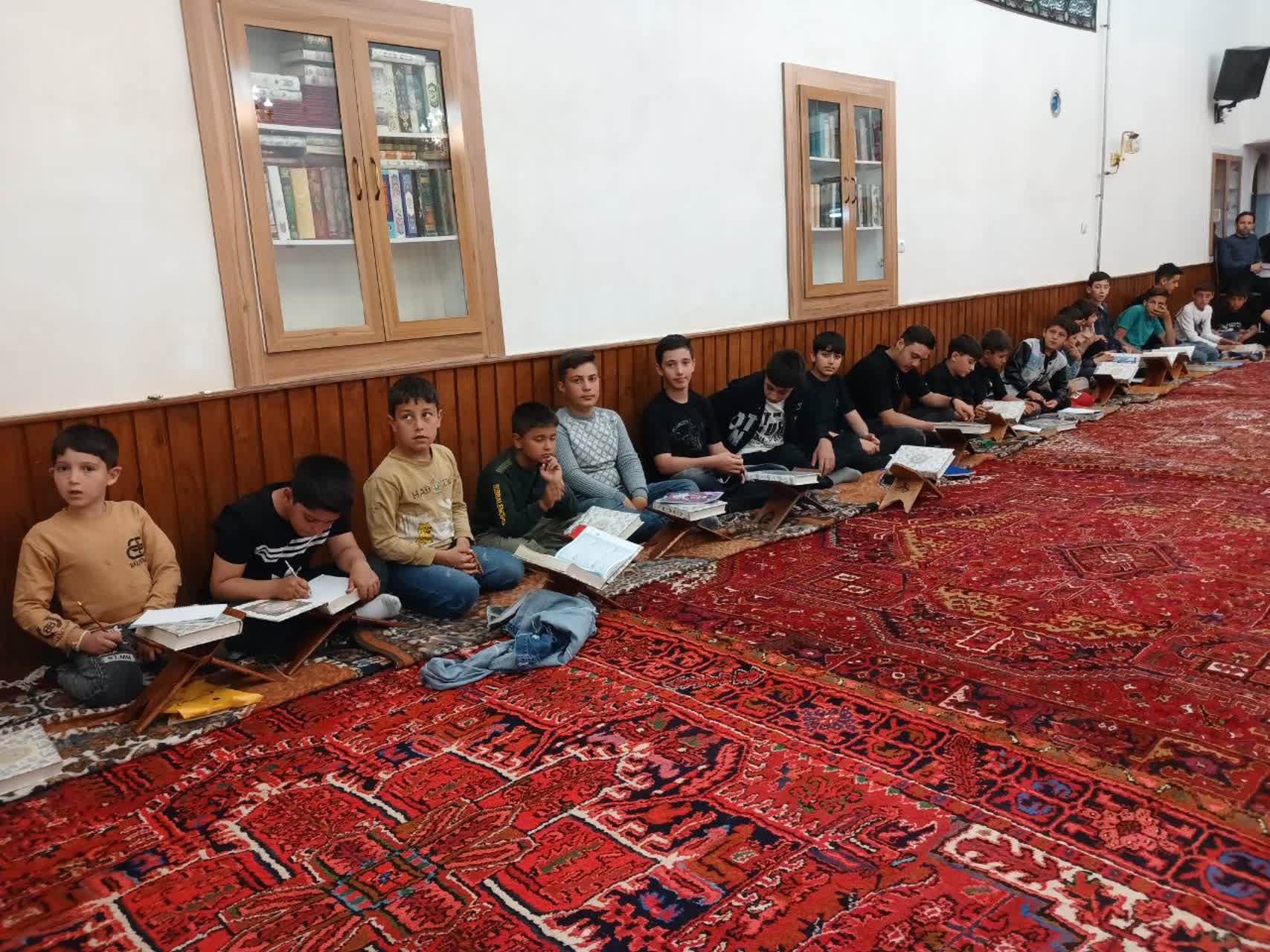برگزاری جلسه آموزش روخوانی قرآن و احکام نماز در دبستان پسرانه تبریز